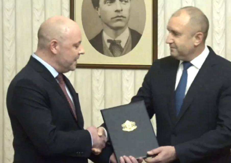  Румен Радев връчва мандата на проф. Габровски 